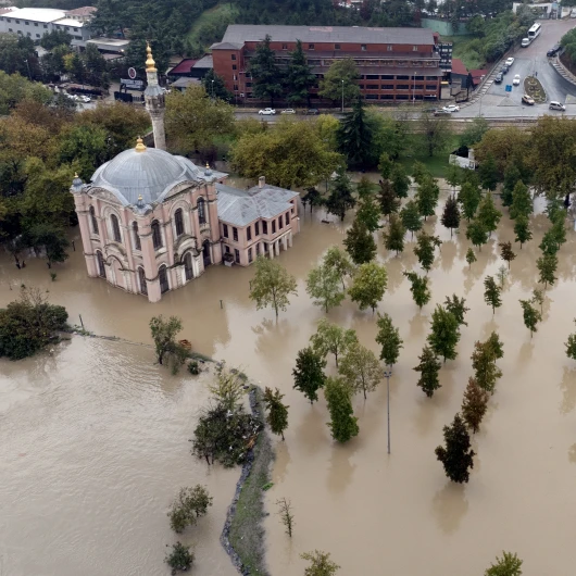 İstanbul'da Rekor Yağış: Altyapı Çöktü, Zarar Büyük