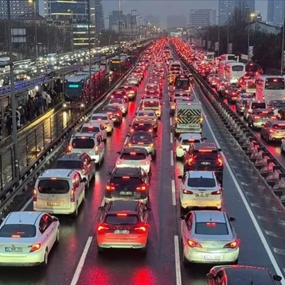 İstanbul'da Sabah Yağmuru Trafiği Felç Etti: Anadolu Yakası'nda Yoğunluk %78