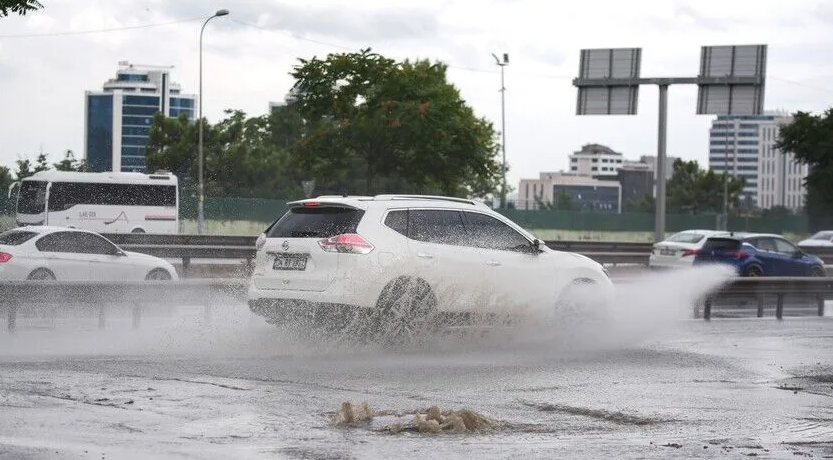 İstanbul'da Sağanak Alarmı: Beykoz'da Yollar Göle Döndü