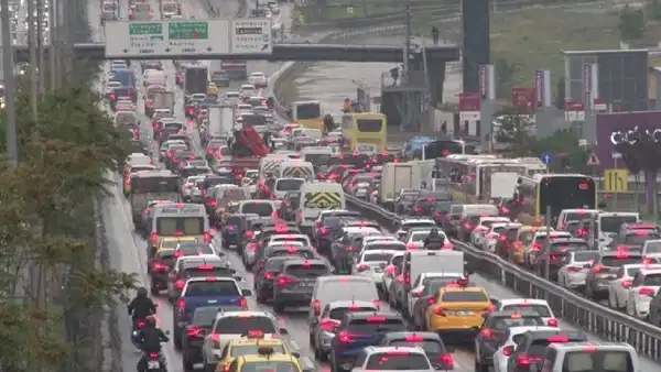 İstanbul'da Sağanak Alarmı: Trafik Felç, Uzmanlardan Erken Dönüş Çağrısı