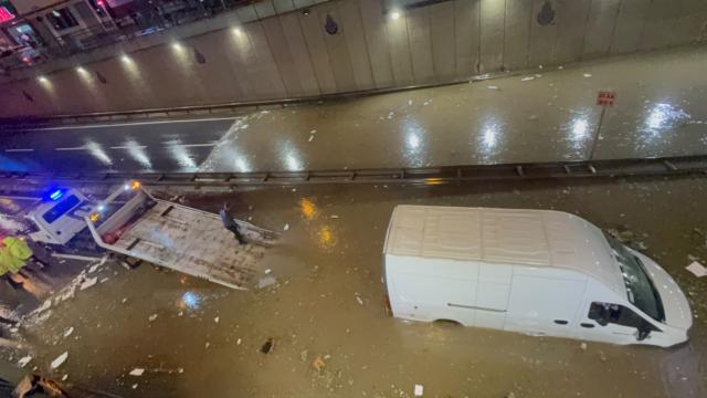 İstanbul'da Sağanak Felaketi: Dereler Taştı, Yollar Göle Döndü