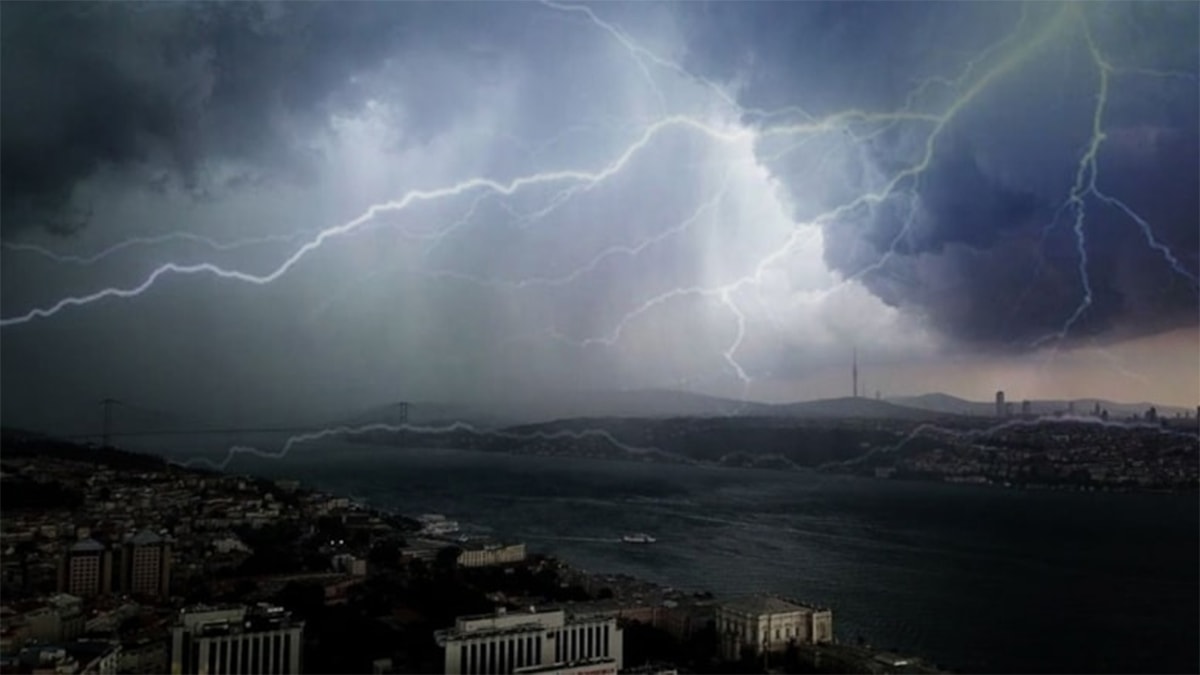 İstanbul'da Sağanak Felaketi: Yol Çöktü, Bina Tahliye Edildi