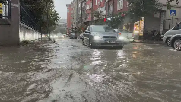İstanbul'da Sağanak Felç Etti: Metro ve Alt Geçitler Sular Altında