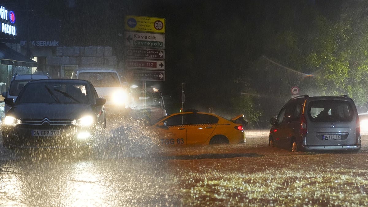 İstanbul'da Sağanak Felç Etti: Yollar Göle Döndü