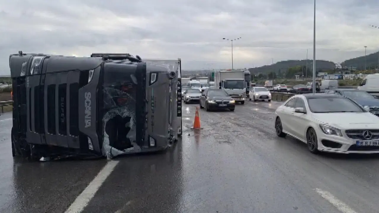 İstanbul'da Sağanak Kazaları Tetikledi: Trafik Yoğunluğu Yüzde 71'e Ulaştı