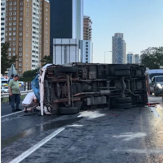 İstanbul'da Sağanak Kazaları: 10 Yaralı, Araçlar Kullanılamaz Halde