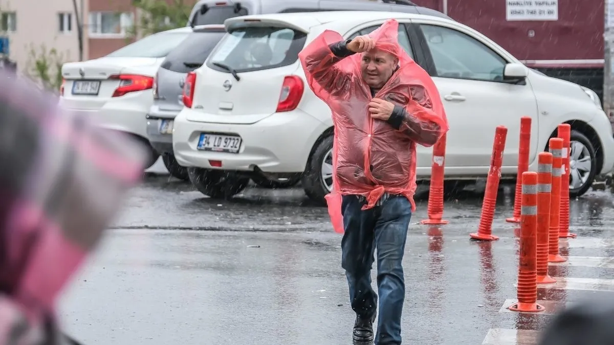 İstanbul'da Sağanak Şiddetleniyor: Sel Sularına Kapılan Kadın Kurtarıldı