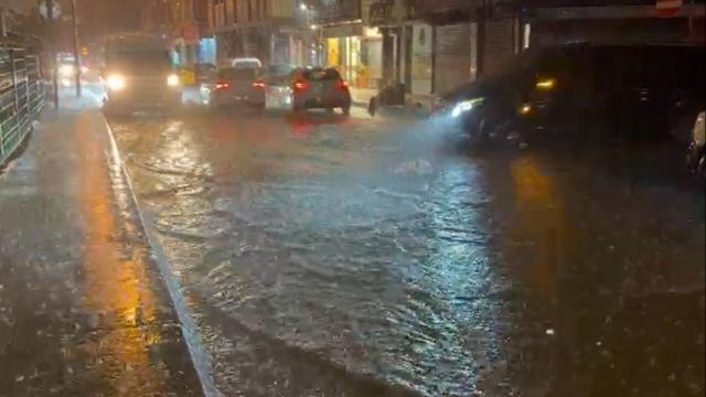 İstanbul'da sağanak: Toprak kaydı, yollar göle döndü