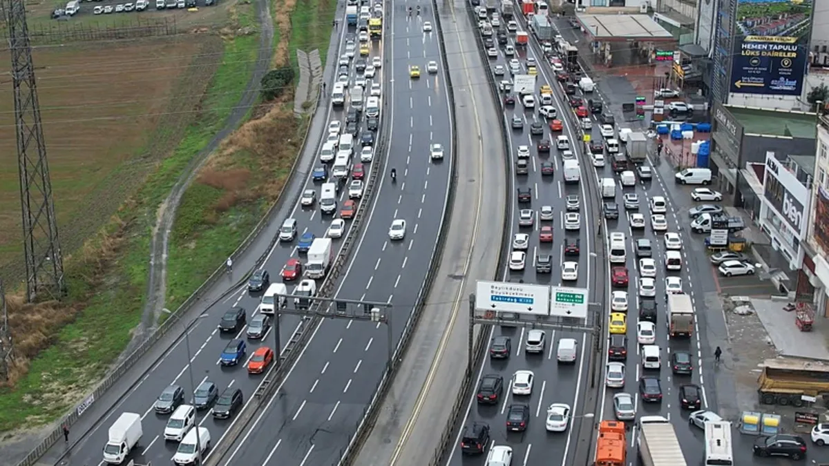 İstanbul'da Sağanak Trafiği Felç Etti: Yoğunluk %90'a Dayandı