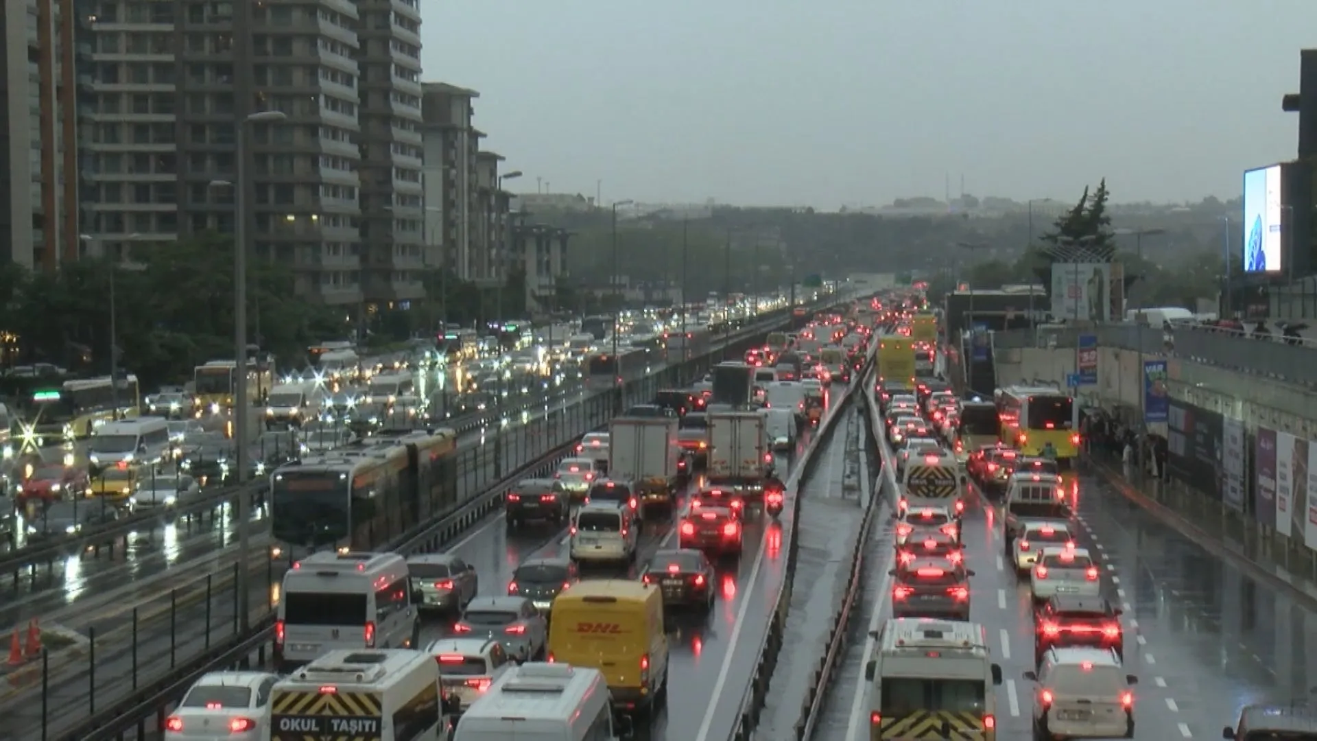 İstanbul'da Sağanak Trafiği Felç Etti: Köprü ve TEM'de Kuyruklar Uzadı