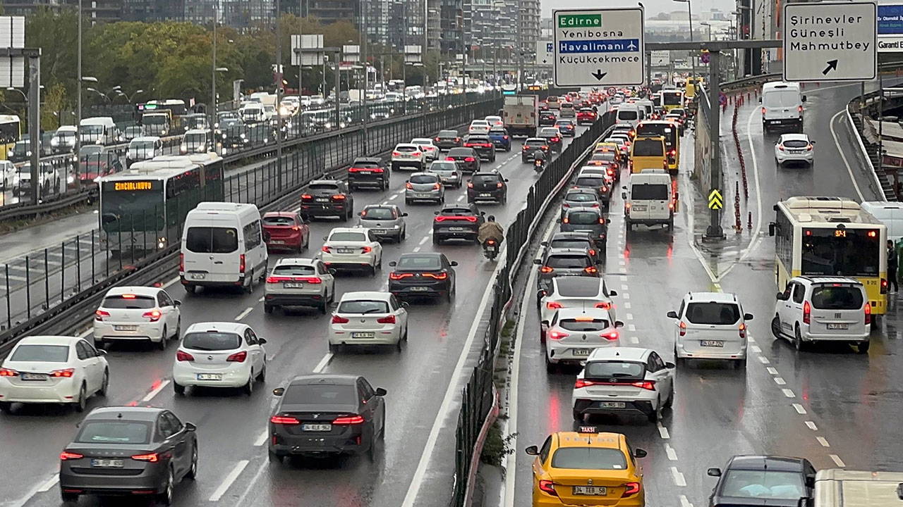 İstanbul'da Sağanak Trafiği Vurdu: Yoğunluk Yüzde 72'ye Ulaştı