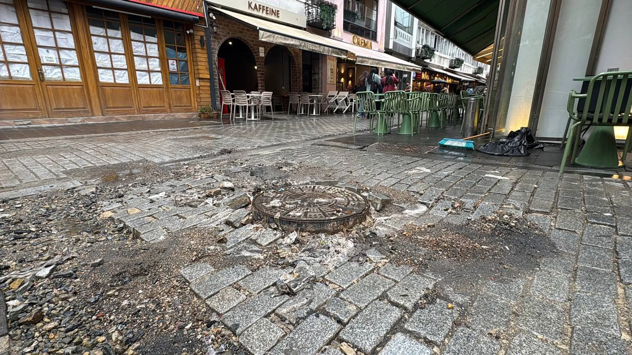 İstanbul'da sağanak Üsküdar Gastronomi Sokağı'nı sular altında bıraktı