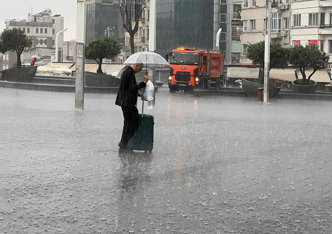 İstanbul'da sağanak başladı: Sıcaklık düşecek, yağmur sürecek