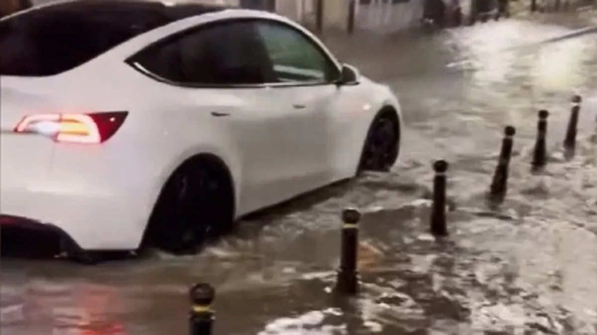 İstanbul'da sağanak yağış hayatı felç etti