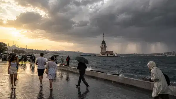 İstanbul'da Hafta Sonu Sağanak Geliyor: Sıcaklıklar Düşecek