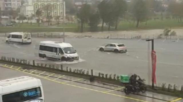 İstanbul'da Sağanak Felç Etti: Yollar Göle Döndü, Trafik Durdu