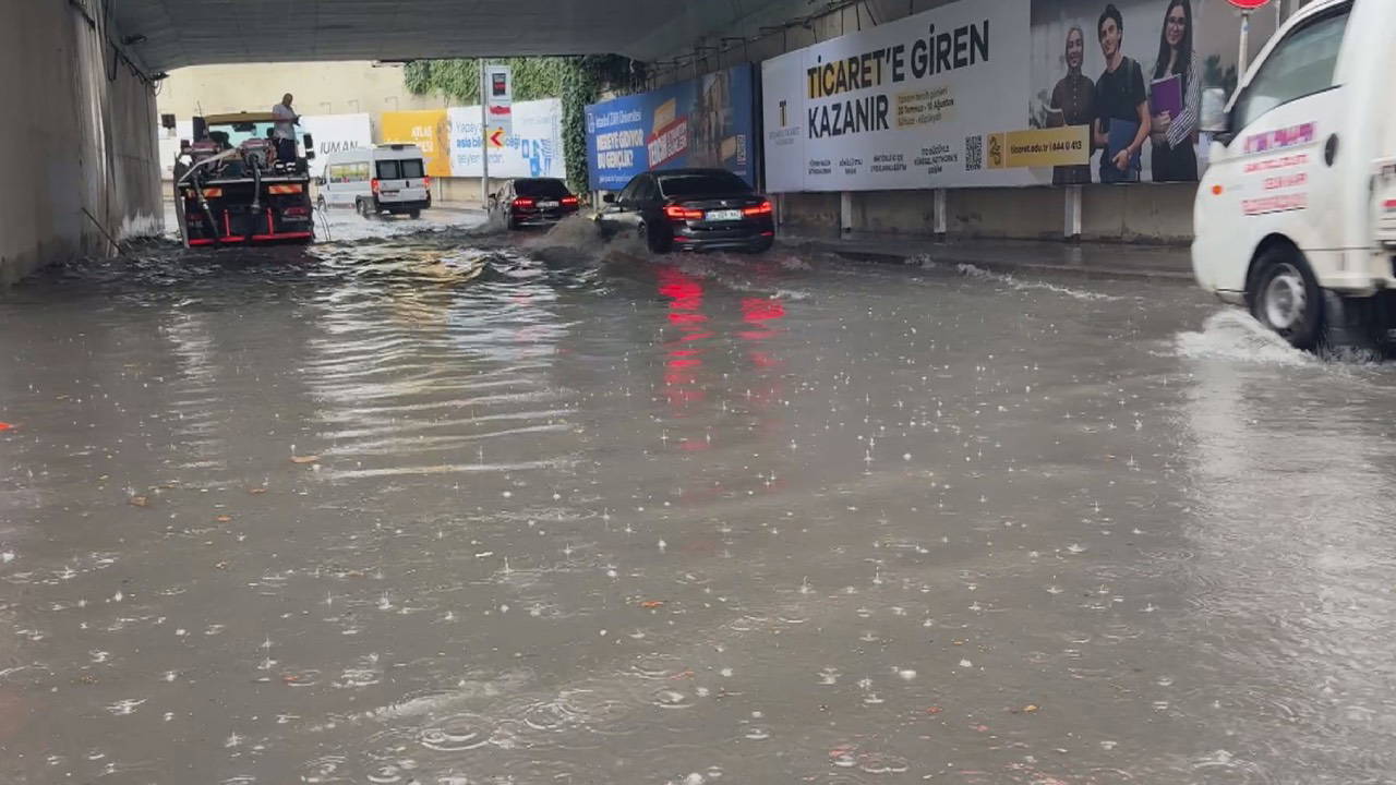 İstanbul'da Sağanak Hayatı Felç Etti: Zincirlikuyu Alt Geçidi Göle Döndü