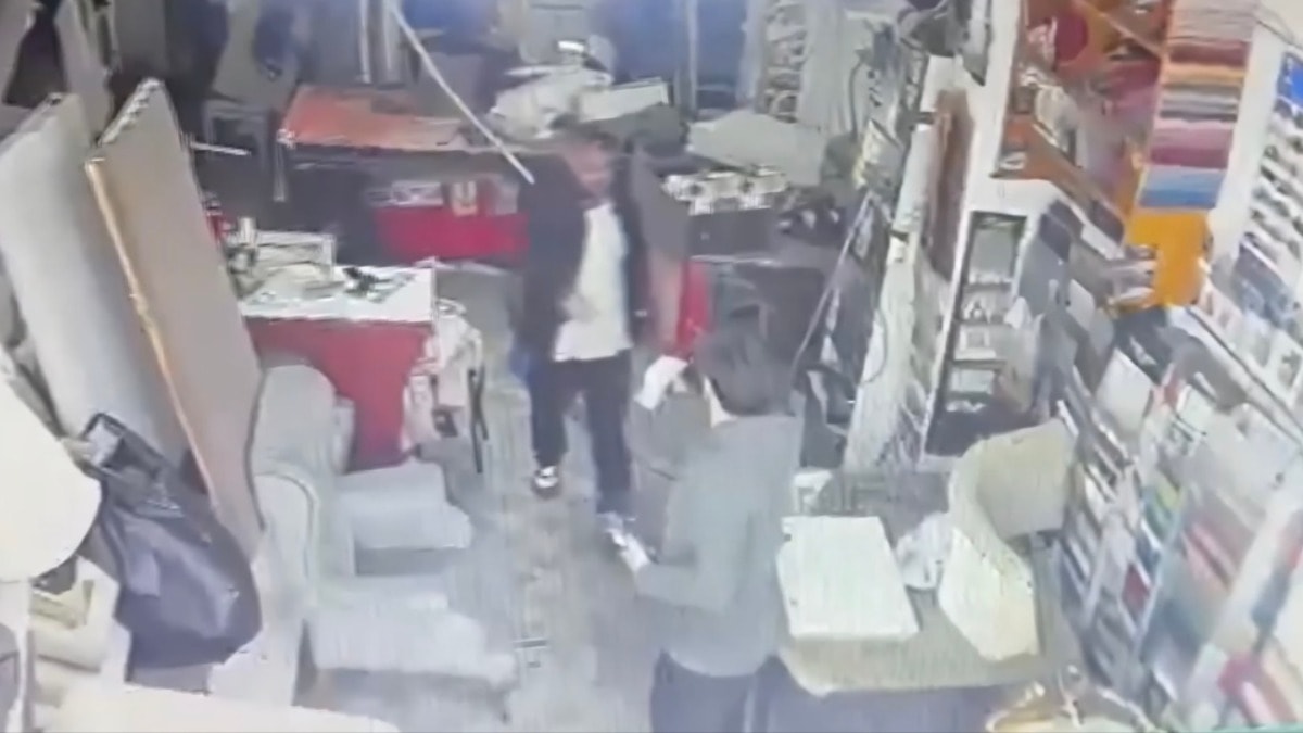 İstanbul'da Kan Donduran Esnaf Kavgası: Borcunu İsteyen Komşusuna Silah Çekti