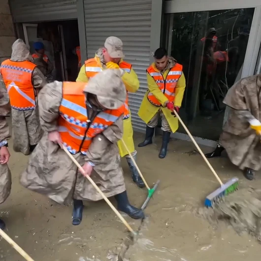 İstanbul Sarıyer'de sel sonrası temizlik: Jandarma sahada
