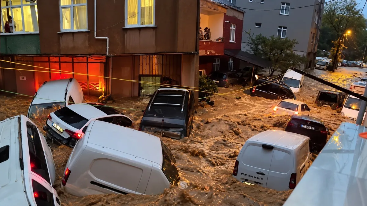 İstanbul'u sel vurdu! Ayazağa'da araçlar suda sürüklendi