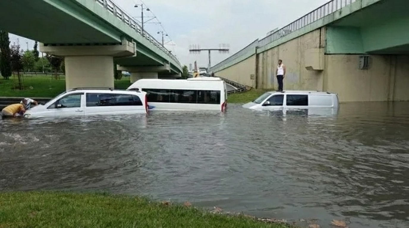 İstanbul'da sel felaketi: Suya gömülen araçlar için kritik uyarı