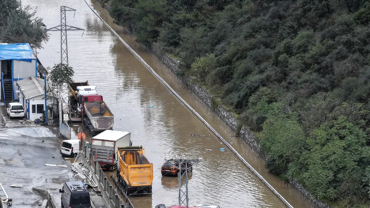 İstanbul'da Sel Sonrası Dere Yatağındaki Binalar Tartışma Yarattı