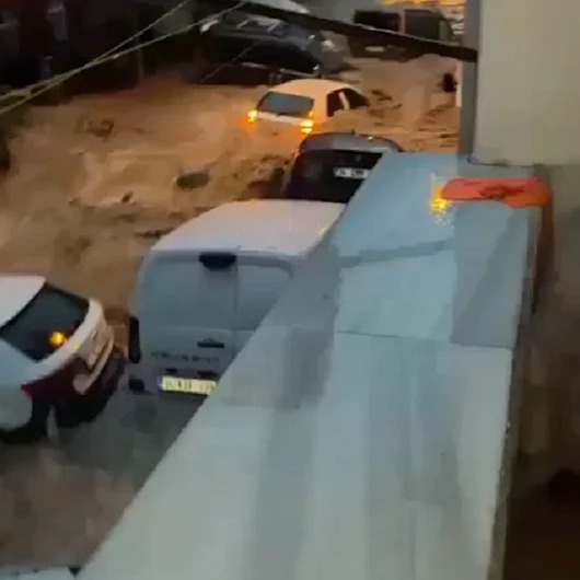 İstanbul'da sel suları araçları sürükledi: Rekor yağış felç etti