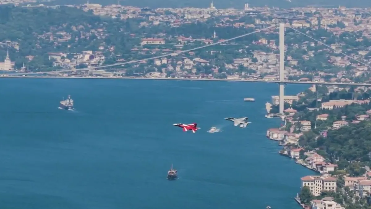 İstanbul semalarında HÜRJET rüzgarı: Boğaz'daki o anları görenler gözlerine inanamadı
