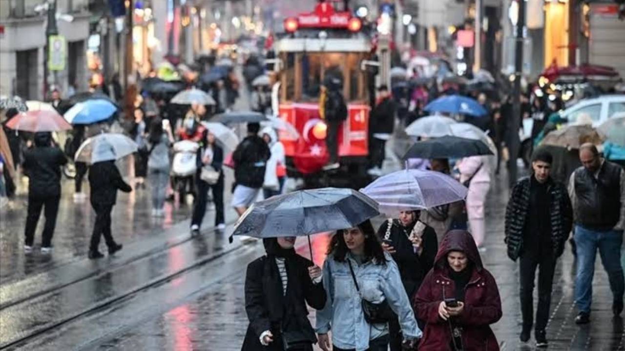 İstanbul'da Sıcaklık 8 Derece Düşüyor: Gök Gürültülü Sağanak Uyarısı