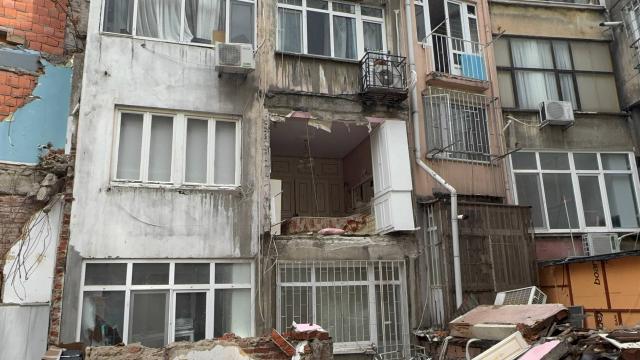 İstanbul Şişli'de apartman duvarı çöktü: Deprem sanıldı