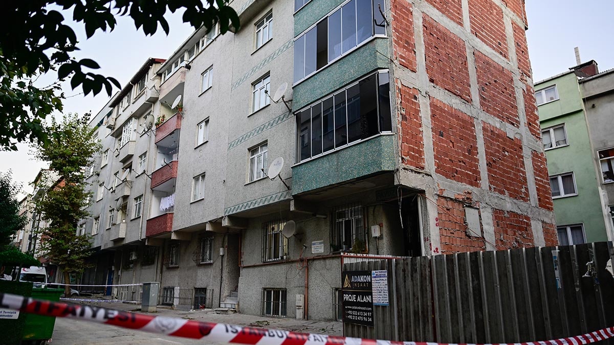 İstanbul Sultangazi'de Çatlak ve Ses Gelen Binalar Tahliye Edildi