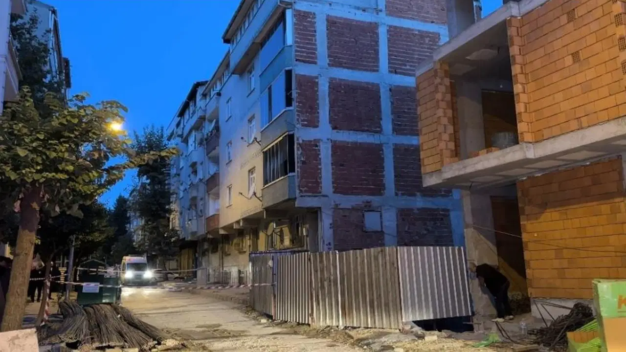 İstanbul Sultangazi'de Kabus: Çatlayan Duvarlar Üzerine İki Apartman Tahliye Edildi
