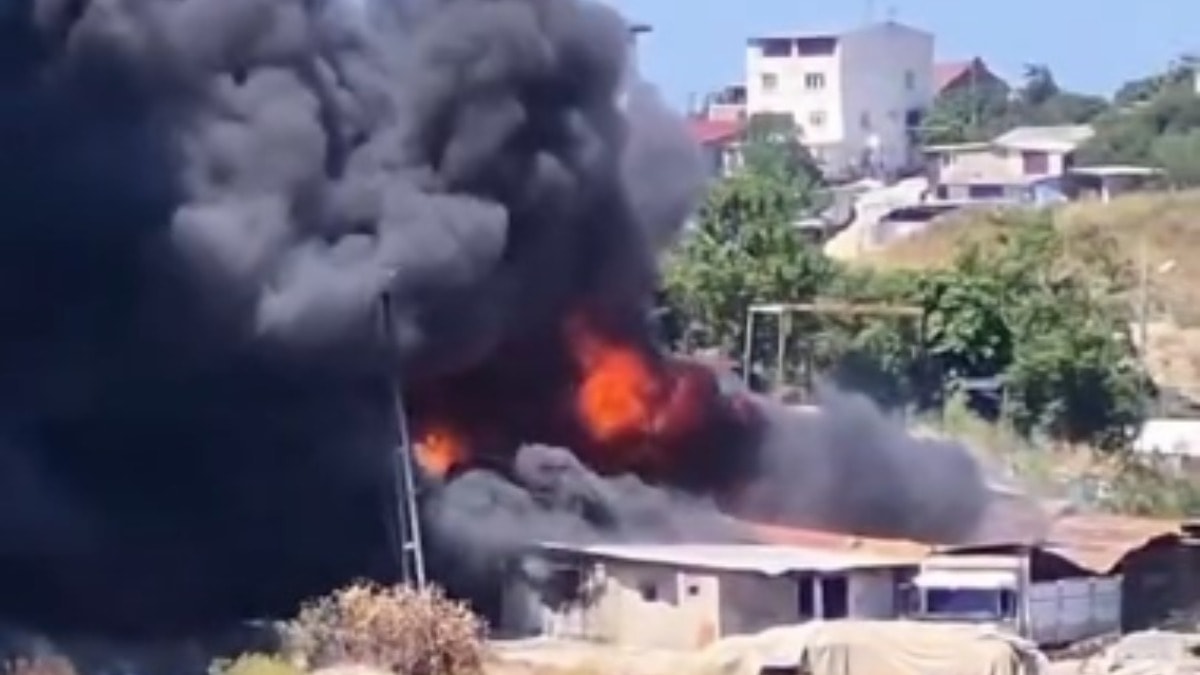 İstanbul Sultangazi'de metruk fabrika yangını paniğe yol açtı