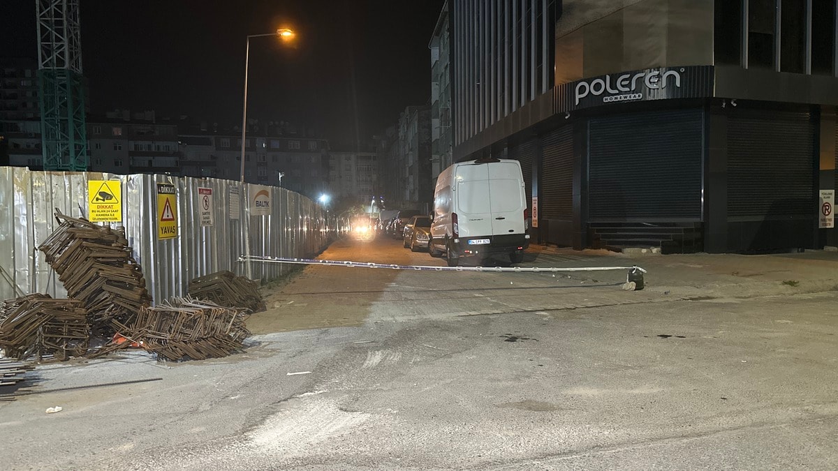 İstanbul Sultangazi'de Toprak Kayması: Sokak Trafiğe Kapatıldı