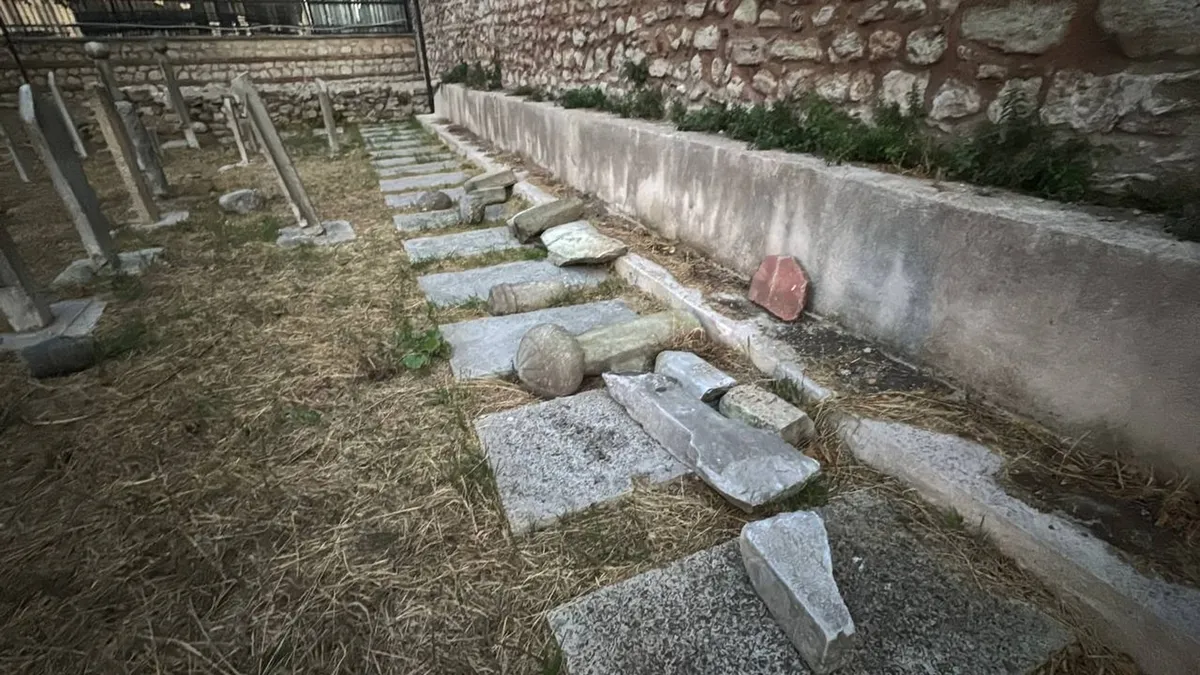 İstanbul'da Tarihi Mezar Taşlarına Vandalizm: 7 Taş Kırıldı