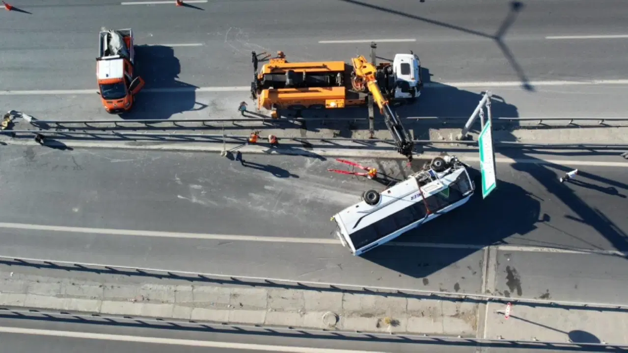 İstanbul TEM'de midibüs kazası: 12 yaralı