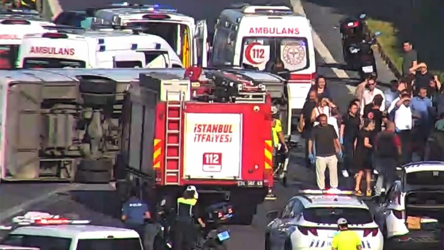 İstanbul TEM Otoyolu'nda Midibüs Devrildi: 13 Yaralı