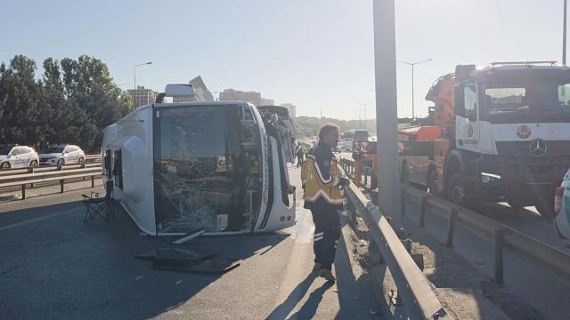 İstanbul TEM'de midibüs devrildi: 12 yaralı