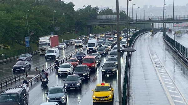 İstanbul trafiğinde sağanak felci: Uzun araç kuyrukları oluştu