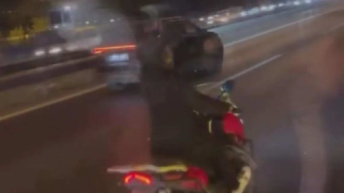 İstanbul trafiğinde terör! Otobüse cisim fırlatan motosikletli yakalandı