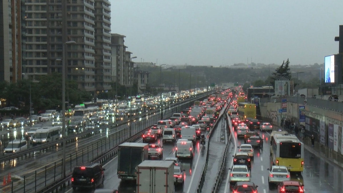 İstanbul'da Trafik Felç: Yoğunluk %85'e Ulaştı