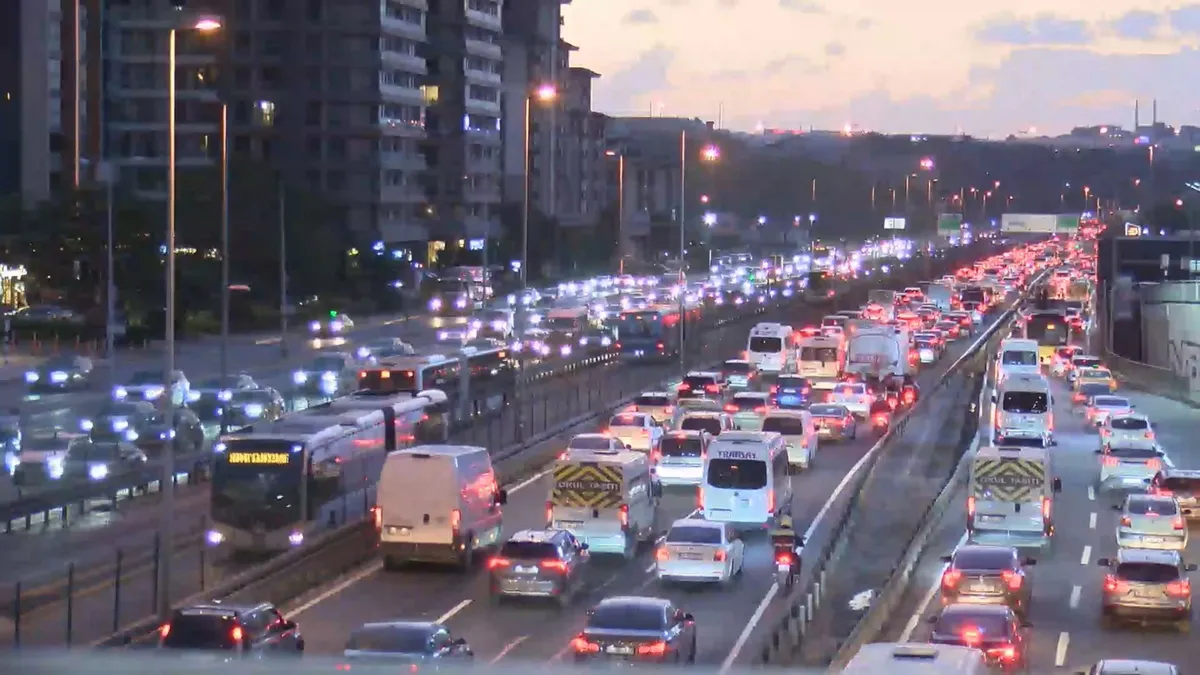 İstanbul Trafiği Felç: Yoğunluk Yüzde 70'i Aştı