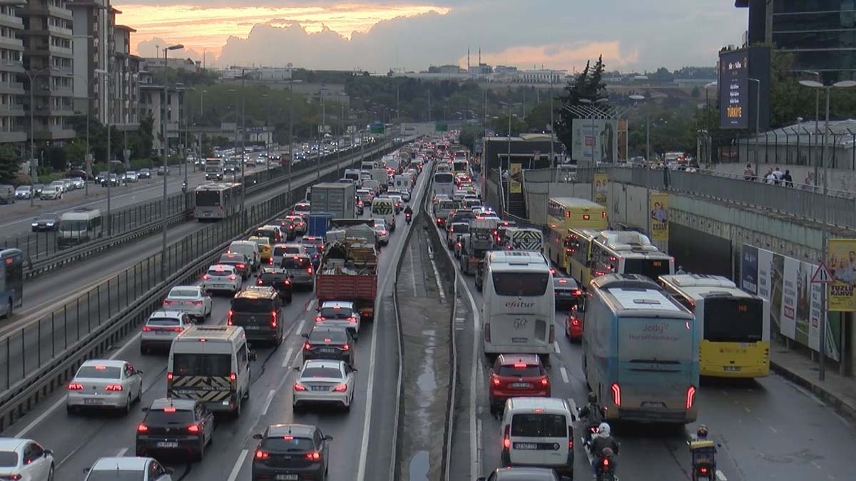 İstanbul Trafiği Akşam Saatlerinde Kilitlendi: Yoğunluk %78'e Ulaştı