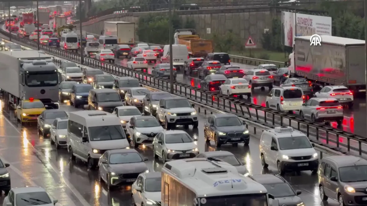 İstanbul'da Trafik Yoğunluğu Yüzde 89'a Ulaştı: Akşam Saatlerinde Kilitlenme
