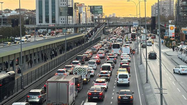 İstanbul'da Triatlon Şampiyonası: 16 Yol Trafiğe Kapatıldı