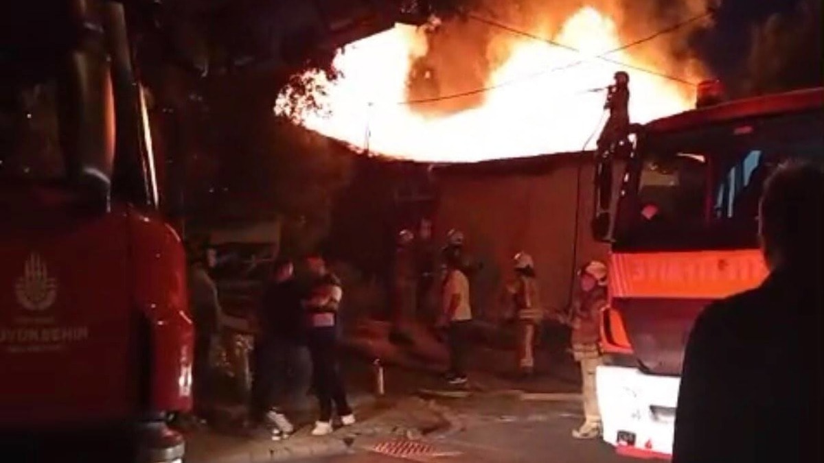 İstanbul Ümraniye'de 3 gecekondu alevlere teslim oldu