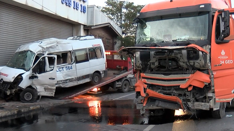 İstanbul Ümraniye'de İBB Atık Kamyonu ile Minibüs Çarpıştı: 2 Yaralı