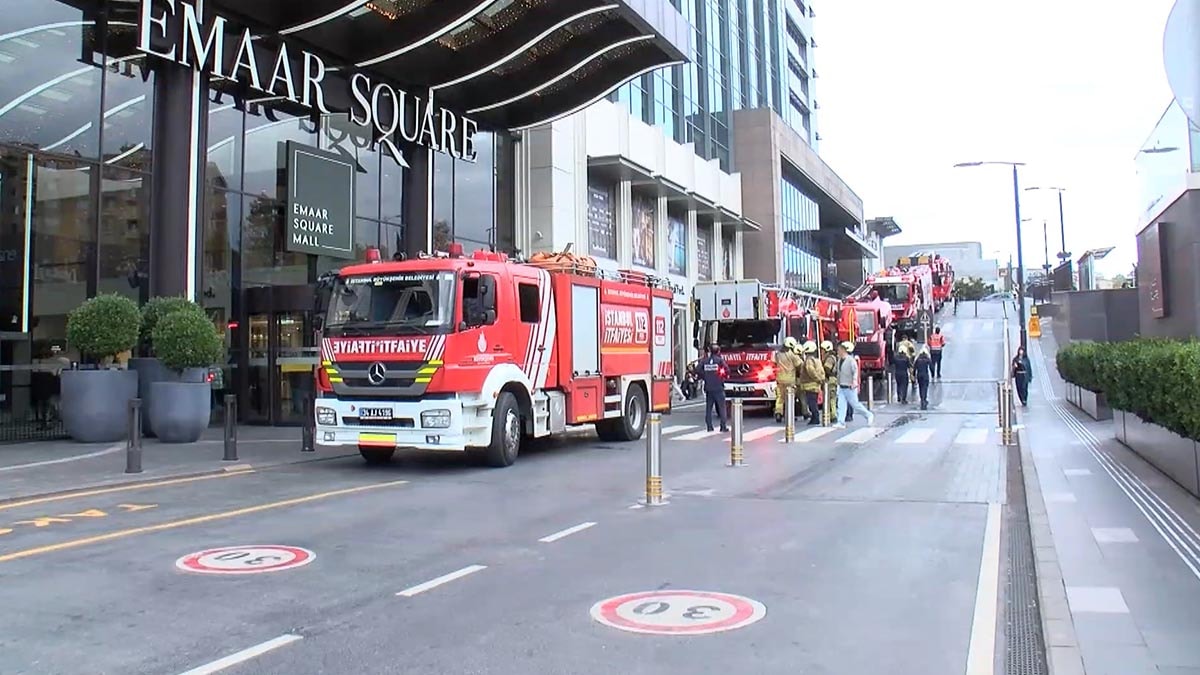İstanbul Üsküdar'da AVM'de Yangın Paniği: Kısa Sürede Söndürüldü