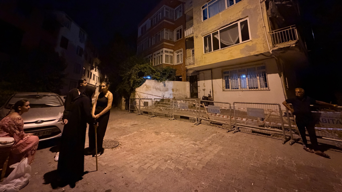 İstanbul Üsküdar'da balkon çöktü: Mahalleli sokağa döküldü