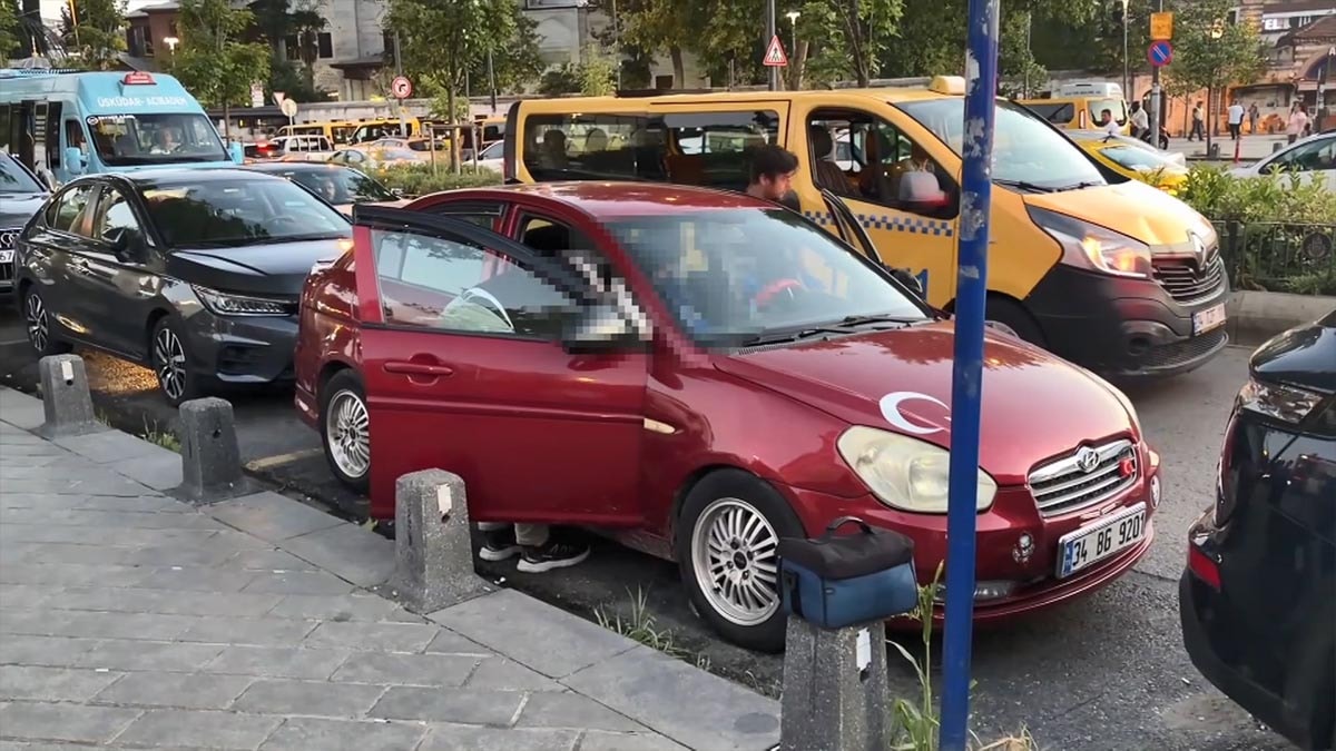 İstanbul Üsküdar'da Park Halindeki Araçta Ceset Bulundu